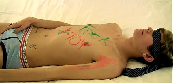  Hot twink scene Naked and hard, the youngster is blindfolded as Trace